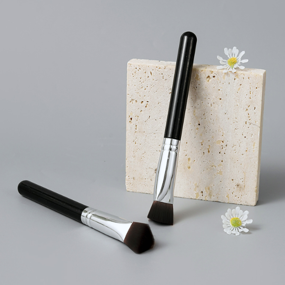 Kristaller Профессиональная треугольная кисть для макияжа малая / Beauty Brush, черный