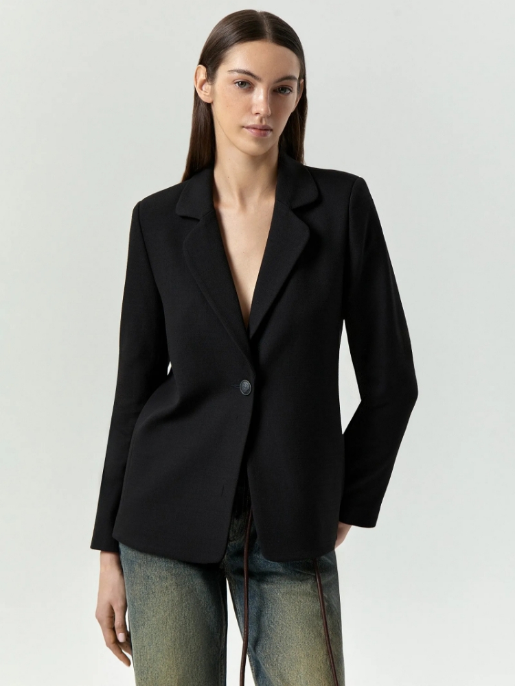 Однобортный жакет приталенного кроя ,
63% полиэстер, 31% вискоза, 6% эластан ,