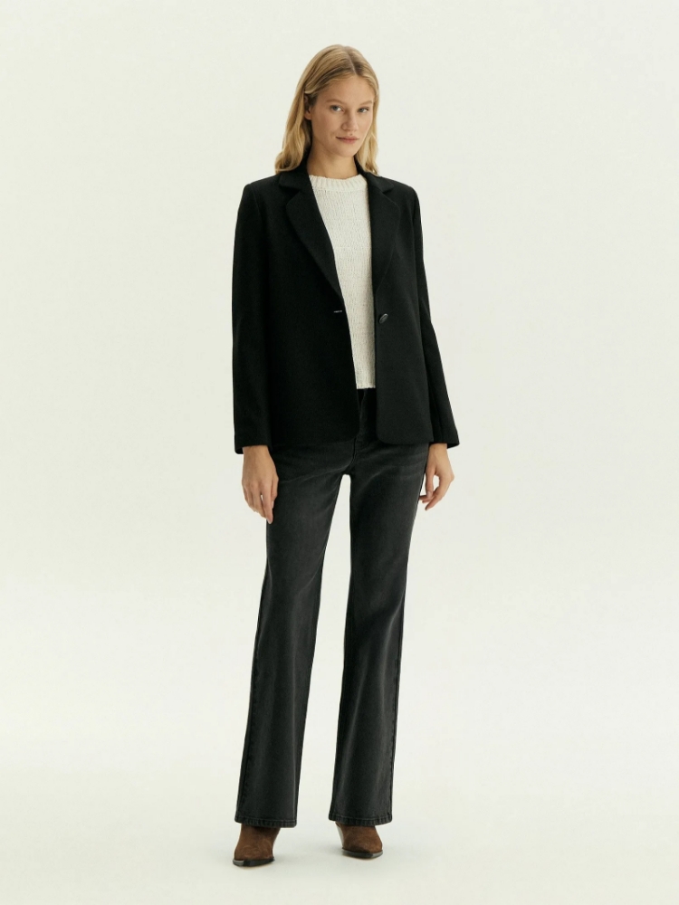 Однобортный жакет приталенного кроя ,
63% полиэстер, 31% вискоза, 6% эластан ,