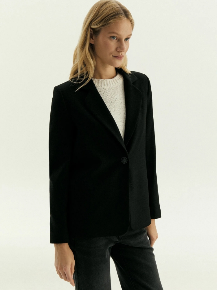 Однобортный жакет приталенного кроя ,
63% полиэстер, 31% вискоза, 6% эластан ,