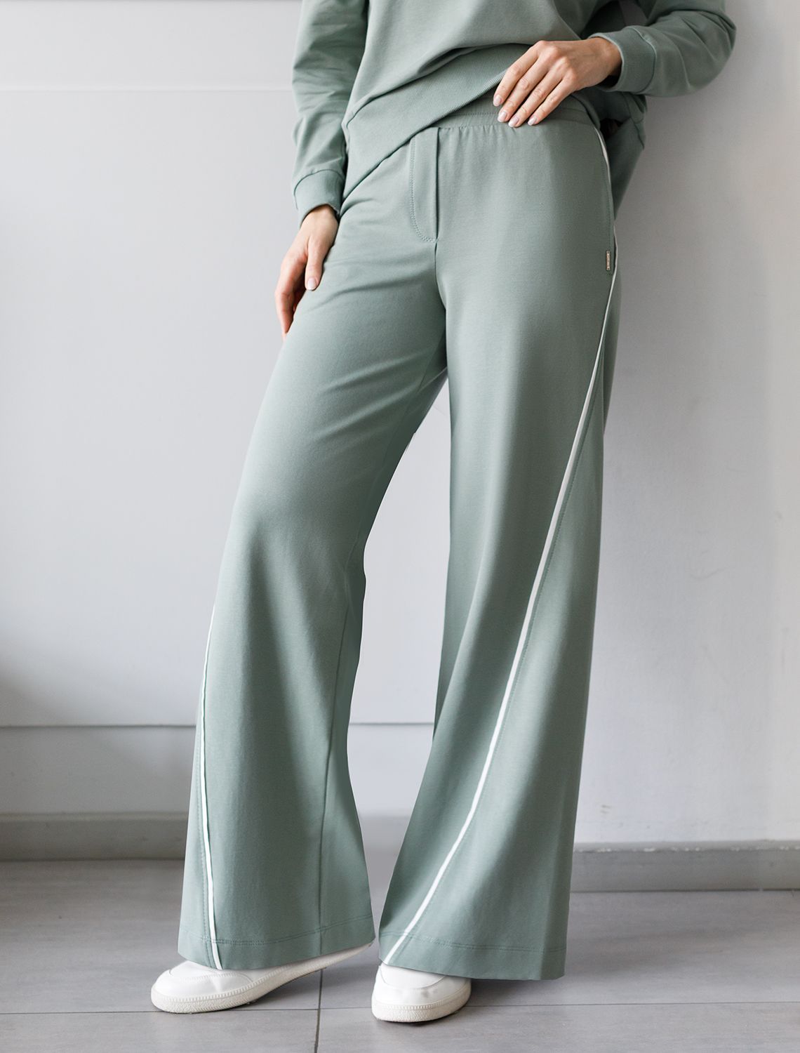 Свободные брюки из тонкого премиального футера с эластаном D44.136 св.оливковый