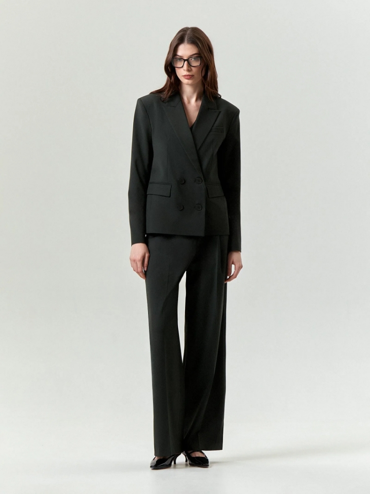 Двубортный жакет из костюмной шерсти ,
58% полиэстер, 21% шерсть, 18% вискоза, 3% эластан ,