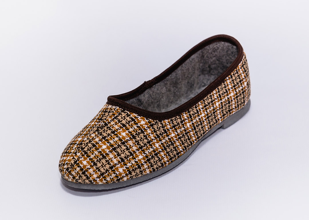 Домашние тапочки с пяткой. Тапочки женские вельвет iskra. Тапки домашние с задником. Кисловодские тапочки флайт. Тапочки вельветовые (атлантис).