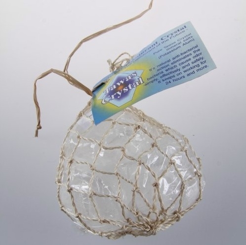 3 натур. камня разной формы в сетке, плетеной из пальмы Абака (150 гр) 