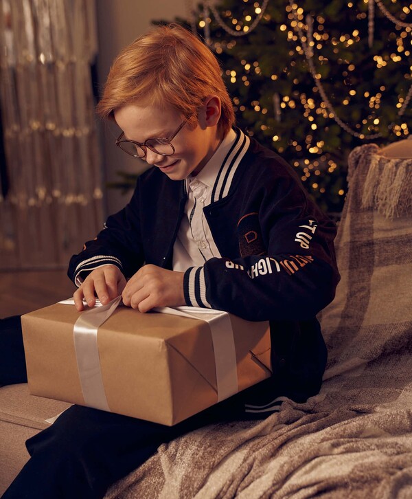 1760 р.  2200 р.  Толстовка на кнопках с принтом и аппликацией черная для мальчика Button Blue