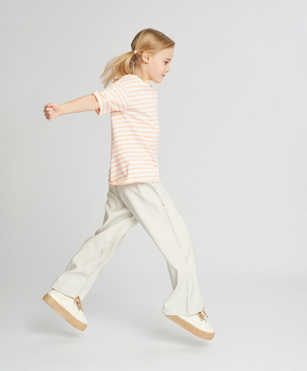 1680 р.  2400 р.  Брюки карго для девочки серые с карманами и нашивкой Button Blue