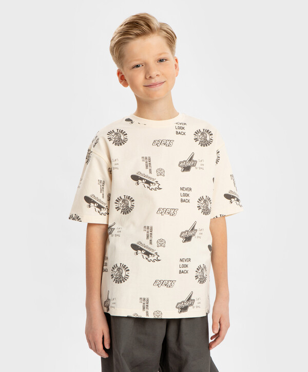 665 р. 950 р. Футболка оверсайз с коротким рукавом и олловер принтом молочная для мальчика Button Blue