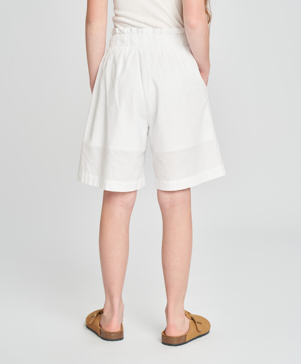 1330 р.  1900 р.  Шорты легкие для девочки белые с поясом на резинке и карманами Button Blue