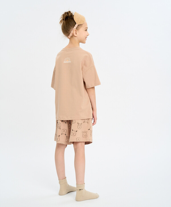 845 р. 1300 р. Пижама с футболкой оверсайз и шортами для девочки коричневая с принтом Button Blue