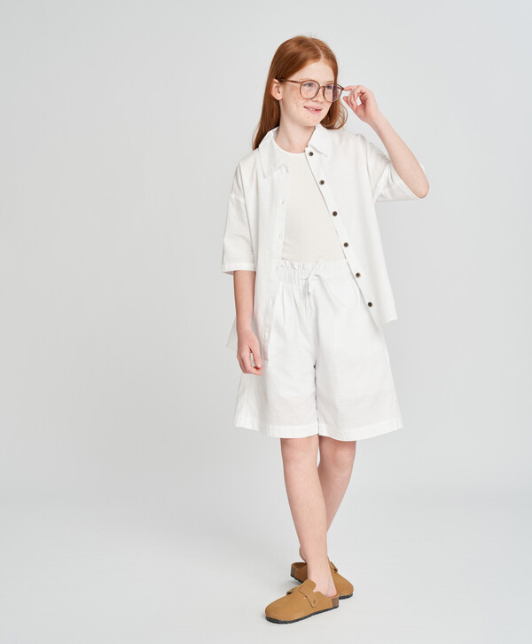 1330 р.  1900 р.  Шорты легкие для девочки белые с поясом на резинке и карманами Button Blue