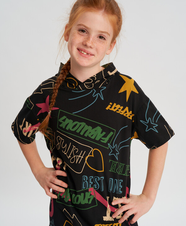 575 р. 1150 р. Платье-футболка с коротким рукавом и капюшоном черное для девочки Button Blue