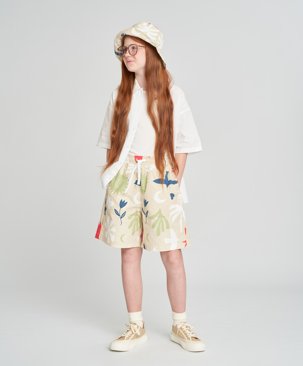 1330 р.  1900 р.  Шорты легкие для девочки с принтом и карманами мультицвет Button Blue