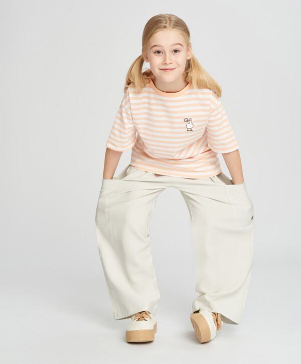 1680 р.  2400 р.  Брюки карго для девочки серые с карманами и нашивкой Button Blue