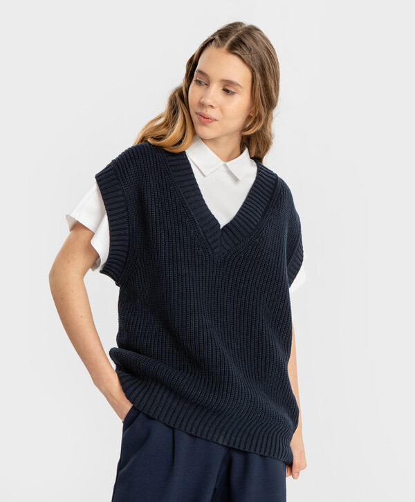 Жилет крупной вязки синий Button Blue