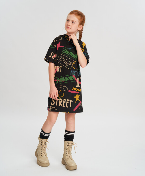 575 р. 1150 р. Платье-футболка с коротким рукавом и капюшоном черное для девочки Button Blue