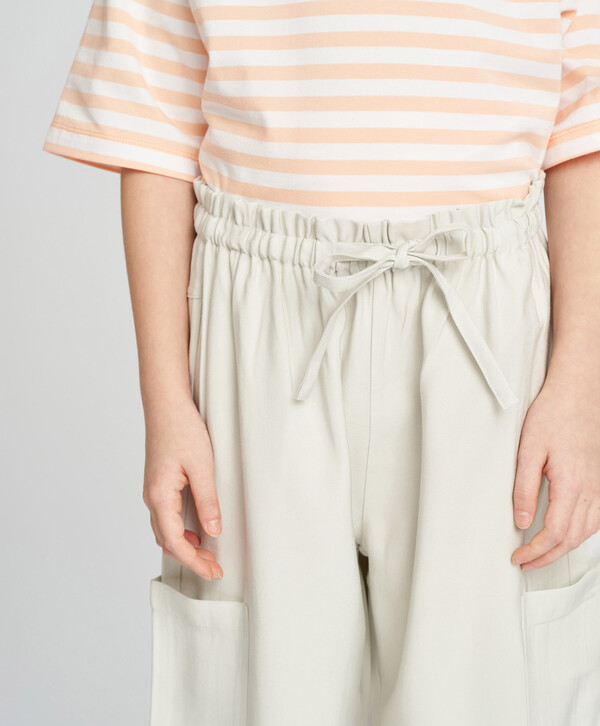 1680 р.  2400 р.  Брюки карго для девочки серые с карманами и нашивкой Button Blue