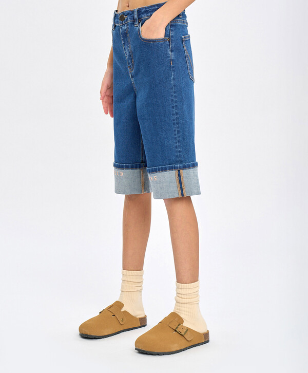 1505 р.  2150 р.  Шорты джинсовые до колена для девочки синие с принтом Button Blue