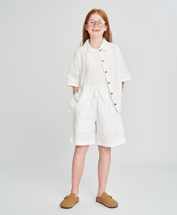 1330 р.  1900 р.  Шорты легкие для девочки белые с поясом на резинке и карманами Button Blue