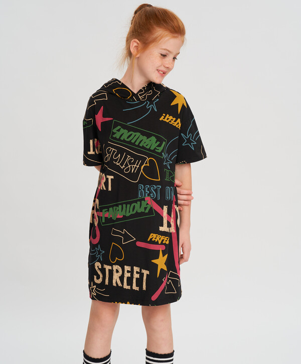 575 р. 1150 р. Платье-футболка с коротким рукавом и капюшоном черное для девочки Button Blue