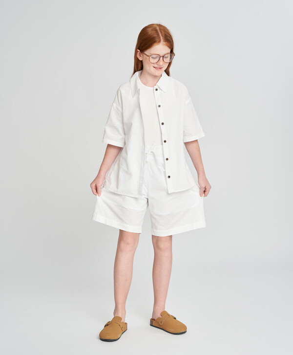 1330 р.  1900 р.  Шорты легкие для девочки белые с поясом на резинке и карманами Button Blue