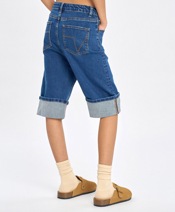 1505 р.  2150 р.  Шорты джинсовые до колена для девочки синие с принтом Button Blue