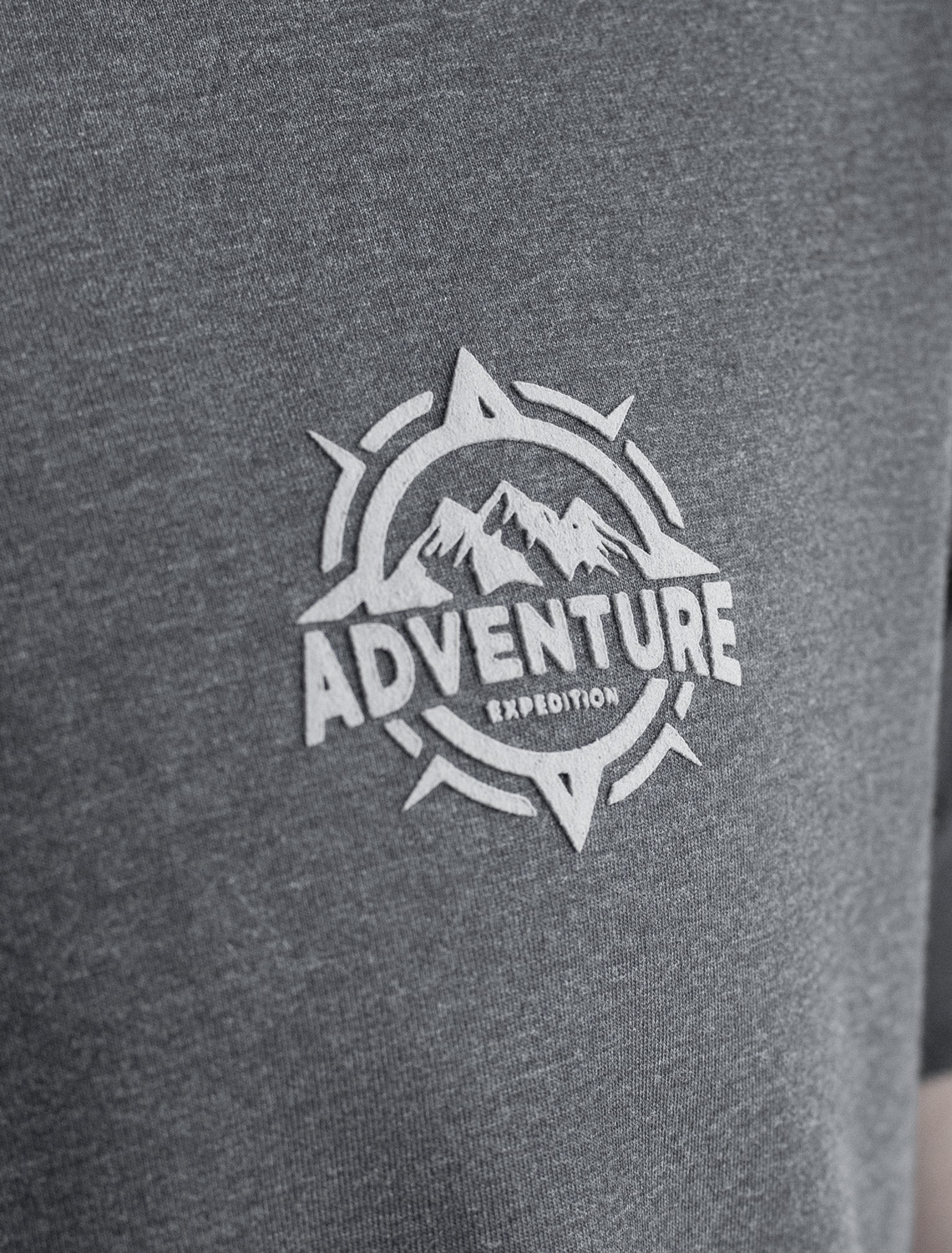 Футболка из премиального хлопка с авторским принтом U49.045 т.серый меланж_adventure
