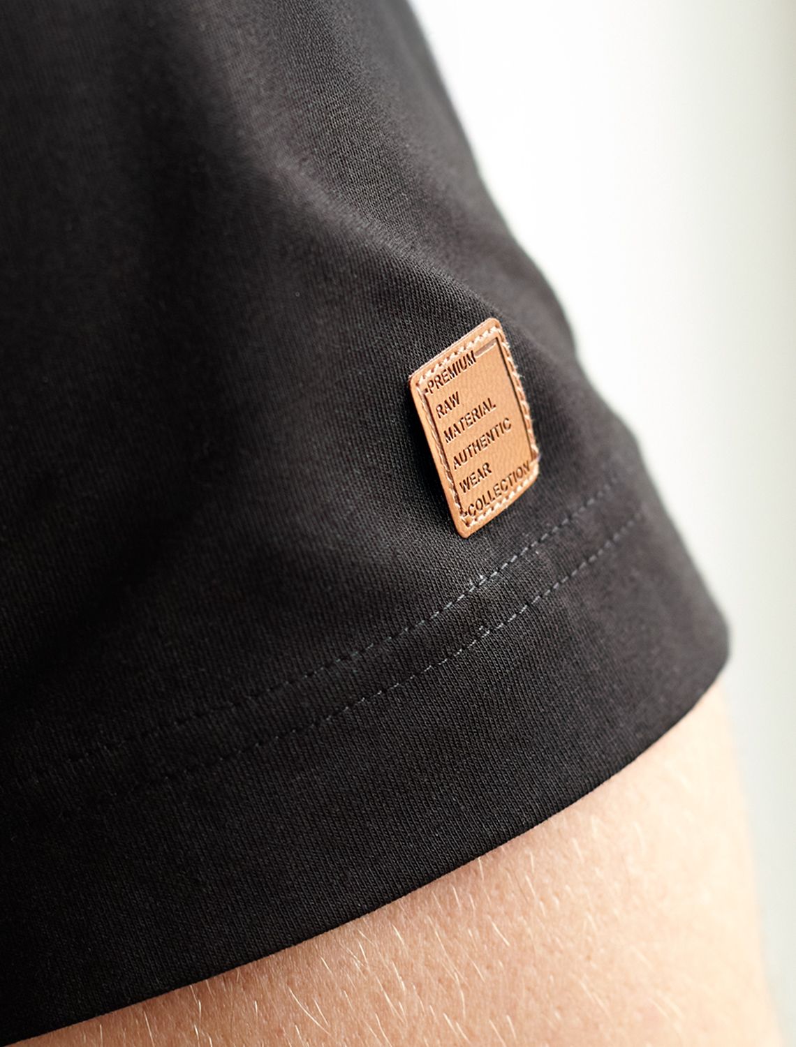 Футболка из премиального хлопка с авторским принтом U49.045 черный_explore