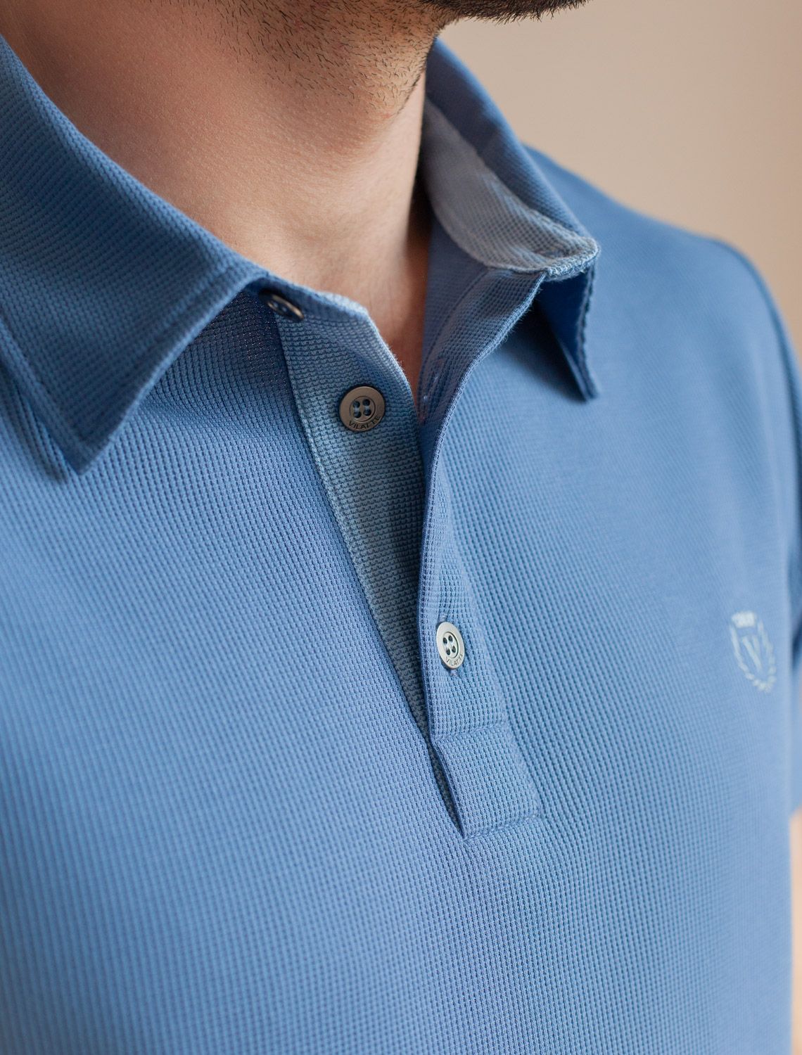 Футболка-поло из фактурного трикотажа U49.047 св.синий