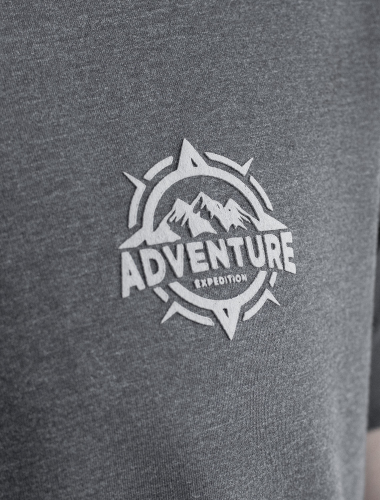 Футболка из премиального хлопка с авторским принтом U49.045 т.серый меланж_adventure