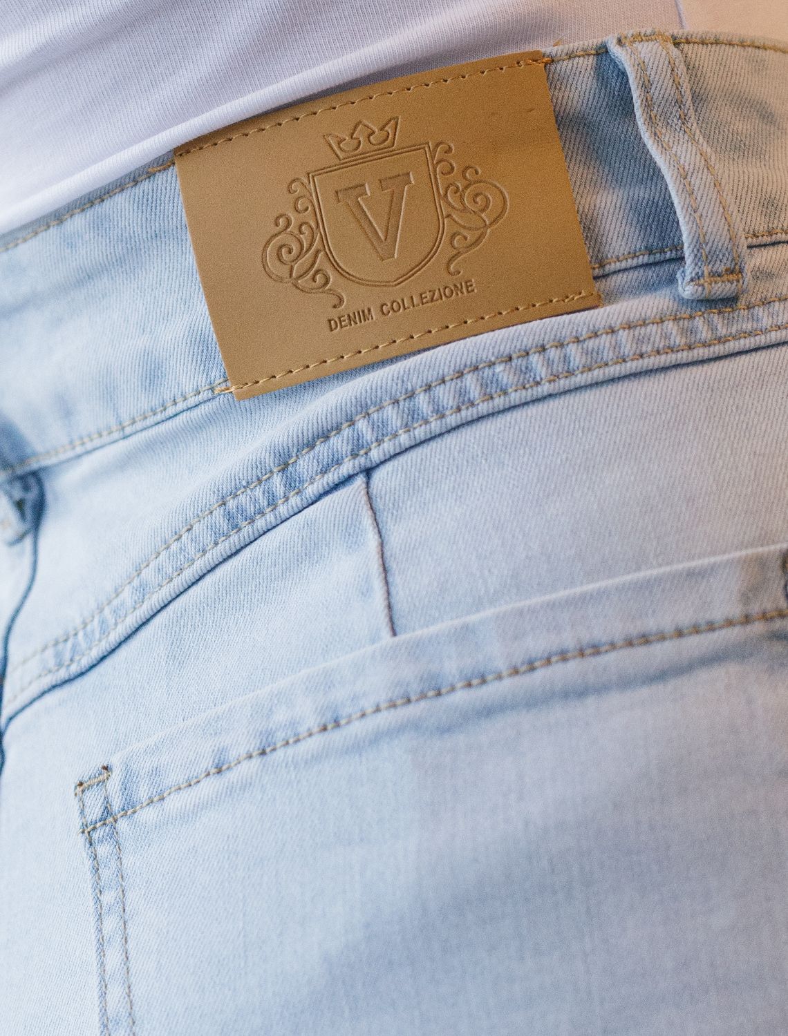 Джинсы-трубы из эластичного денима D54.113 светло-голубой