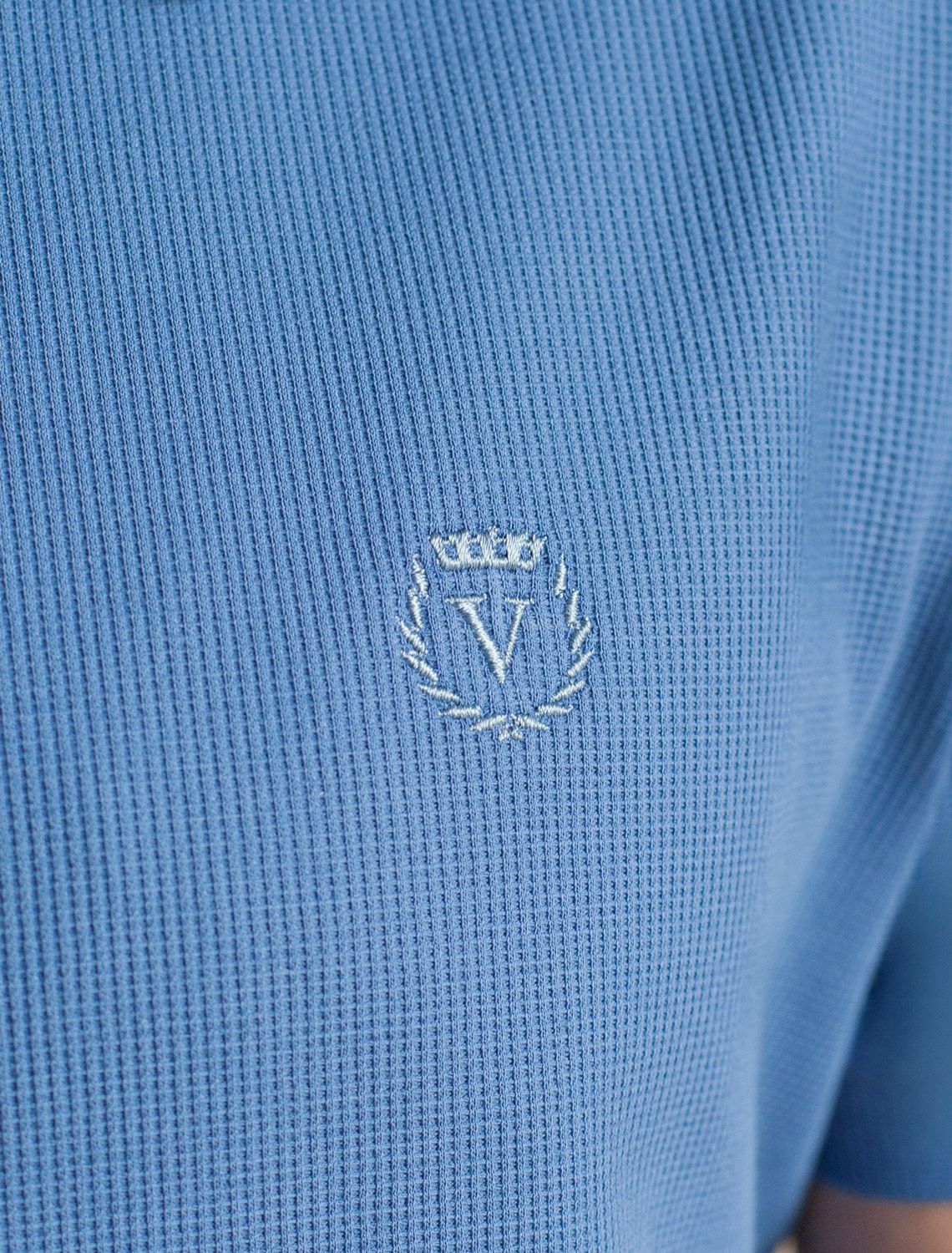 Футболка-поло из фактурного трикотажа U49.047 св.синий