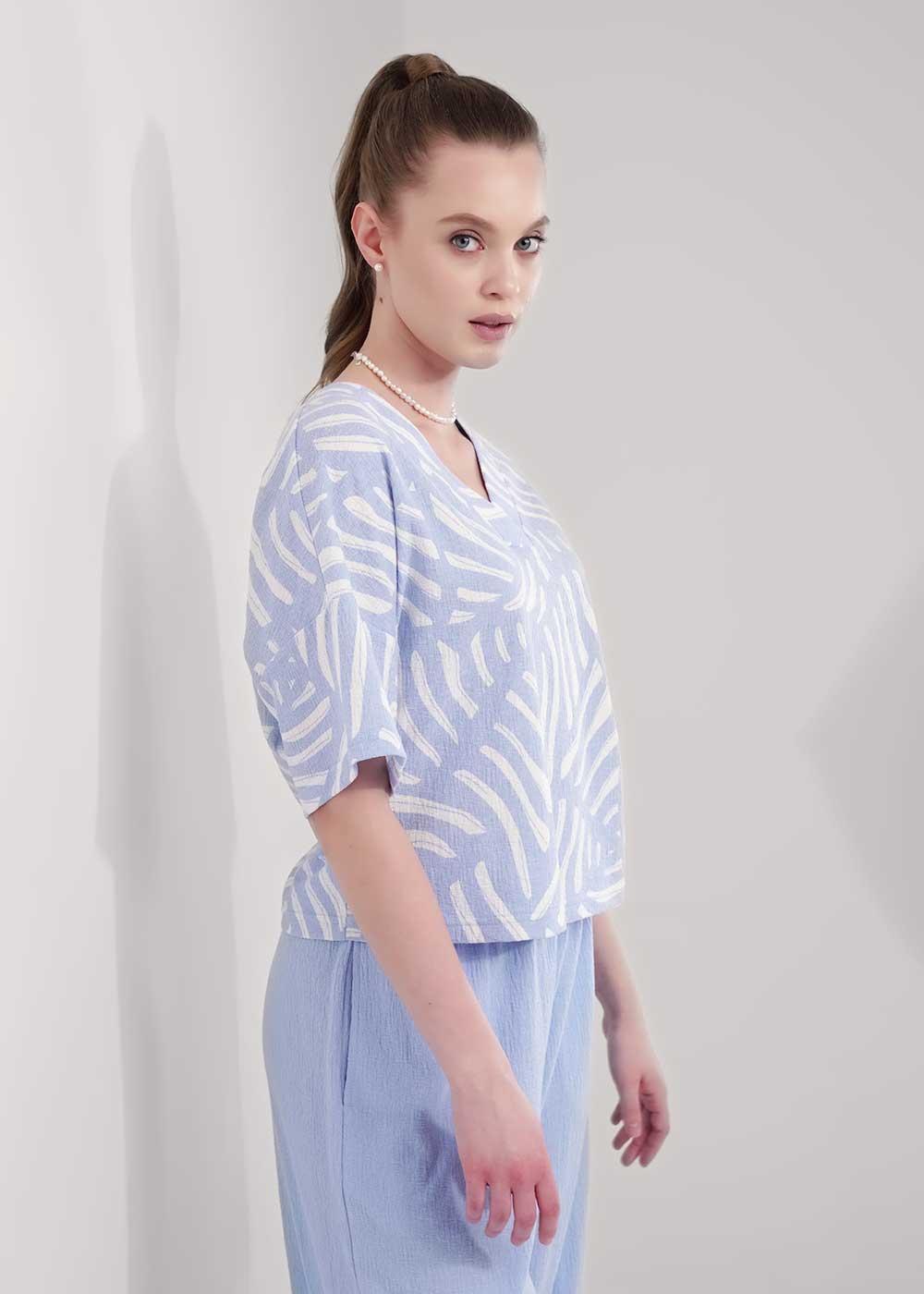 Ст.цена 1200р CLE 256912/177эфн Блузка женская 256912/177эфн молочный/голубой