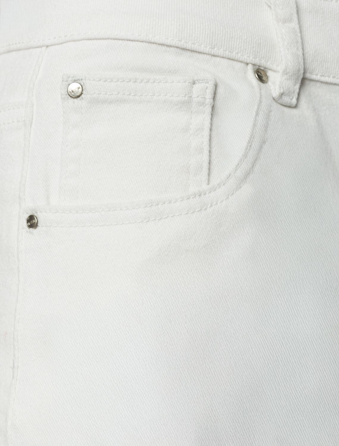 Ст.цена 1990р Шорты из эластичного денима D58.026 белый