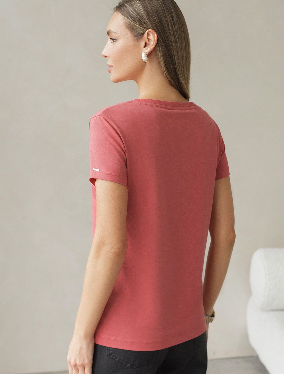 Ст.цена 1190р Футболка из премиального хлопка с V-образным вырезом D49.109 терракота