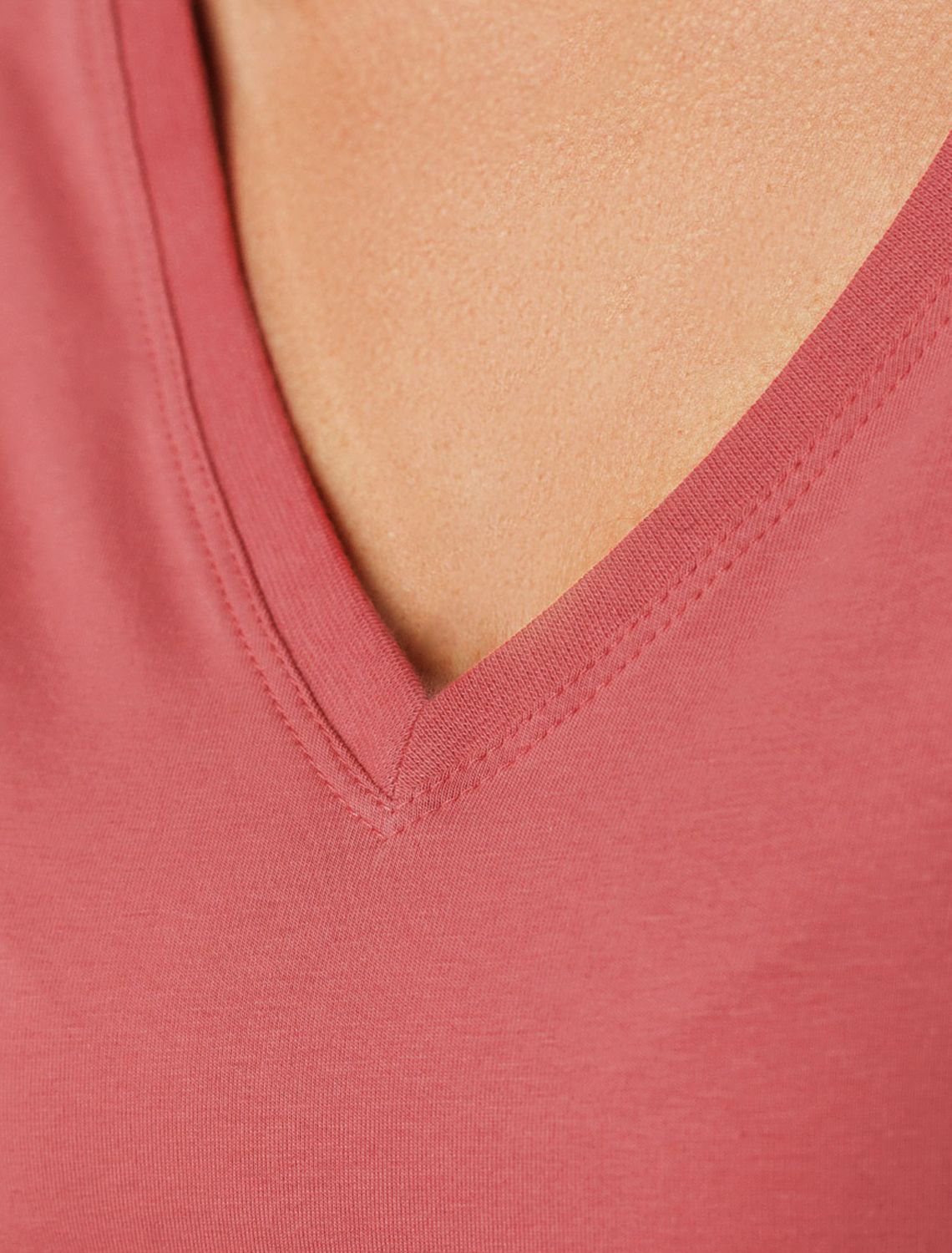 Ст.цена 1190р Футболка из премиального хлопка с V-образным вырезом D49.109 терракота