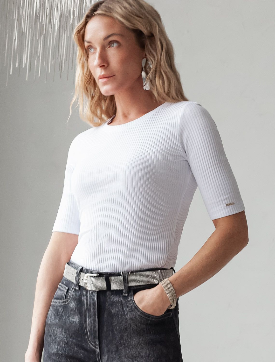 Ст.цена 1490р Футболка из трикотажа в широкий рубчик D49.105 белый