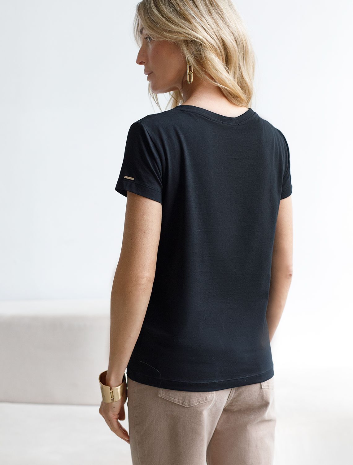 Ст.цена 1190р Футболка из премиального хлопка с V-образным вырезом D49.109 черный