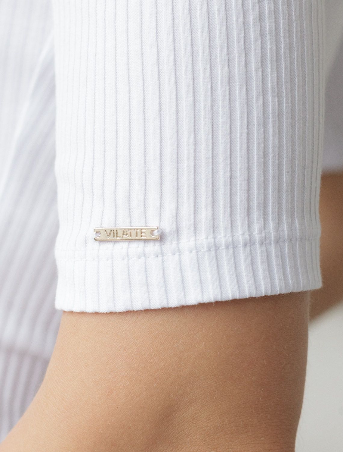 Ст.цена 1490р Футболка из трикотажа в широкий рубчик D49.105 белый