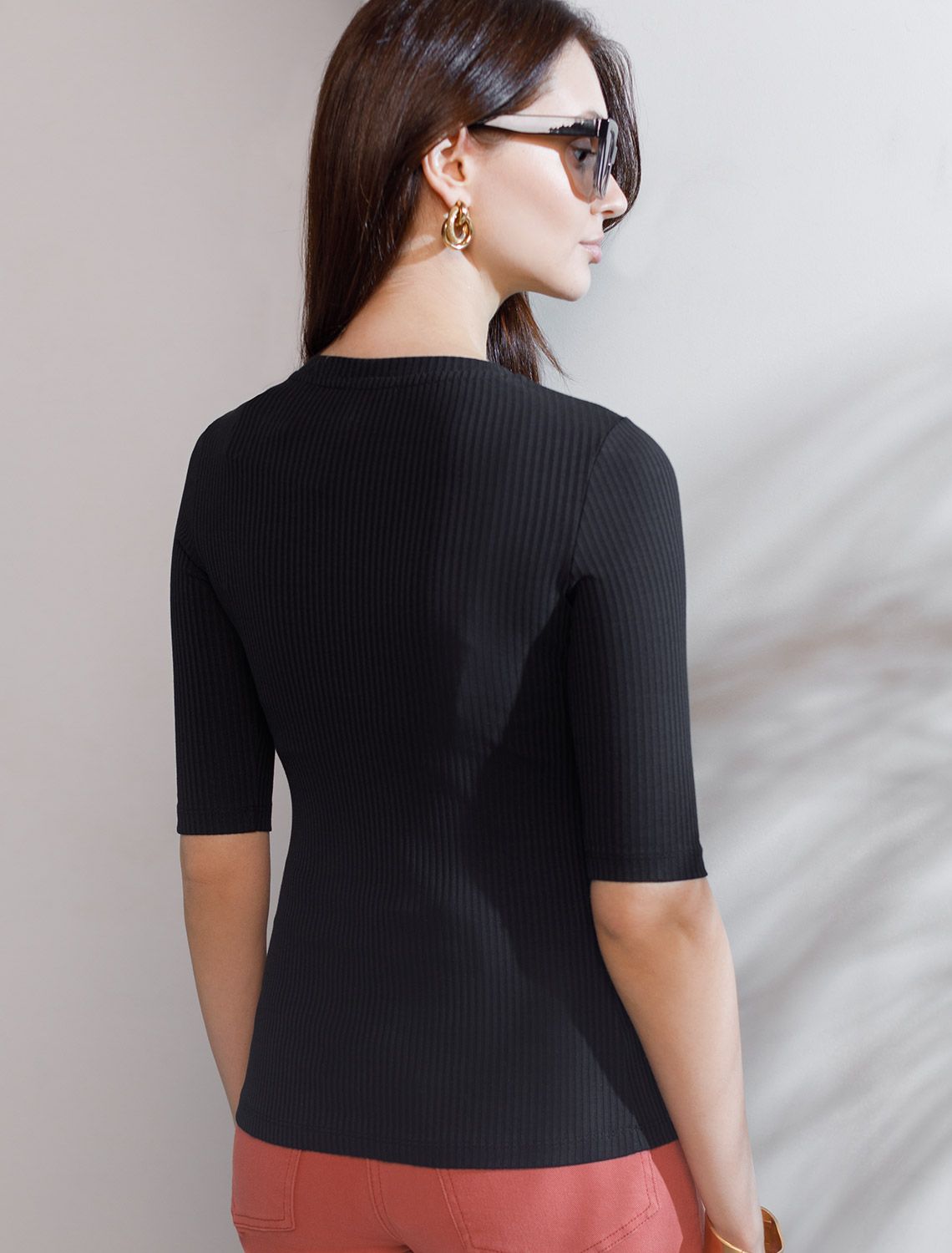 Ст.цена 1490р Футболка из трикотажа в широкий рубчик D49.105 черный