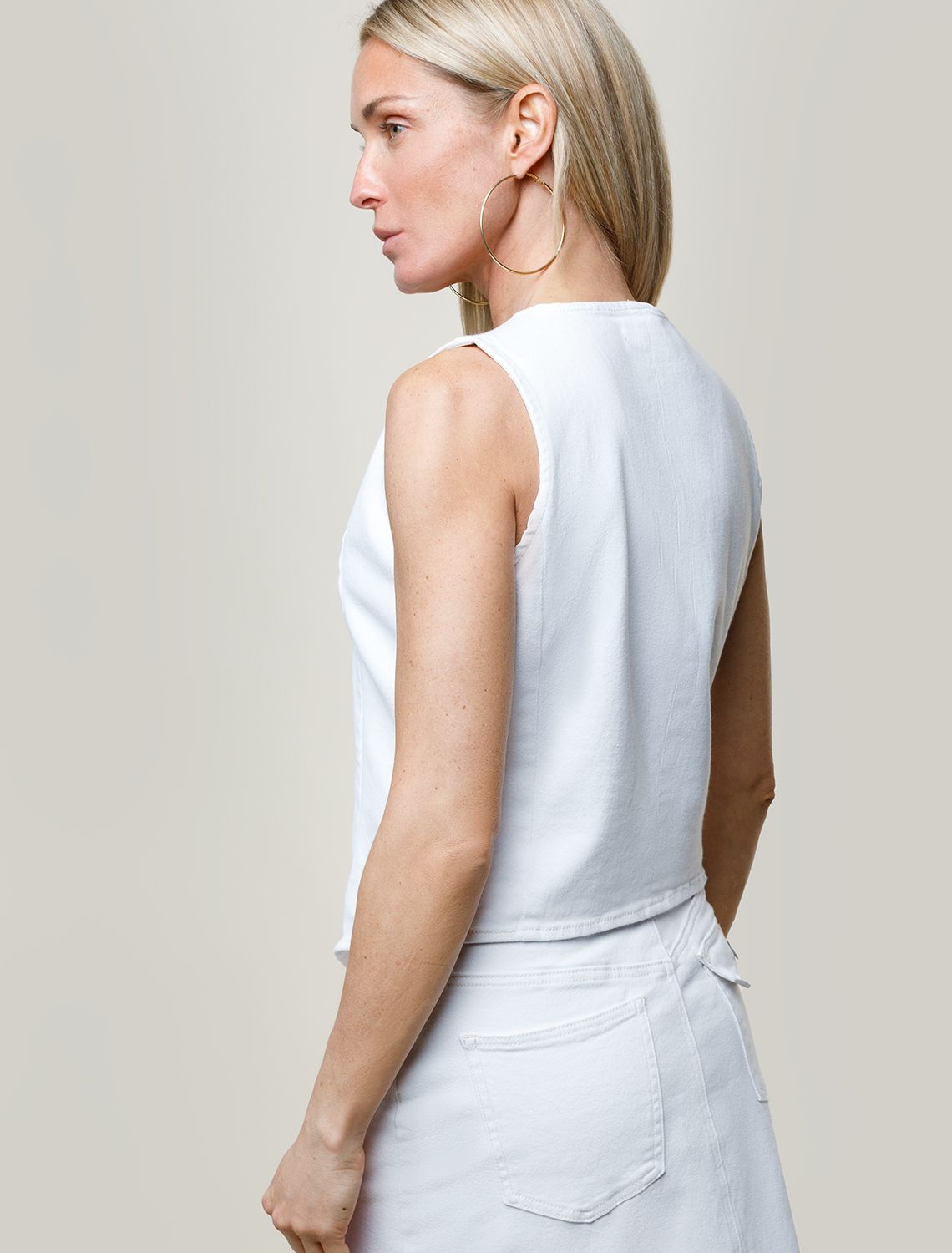 Жилет из эластичного денима D57.004 белый