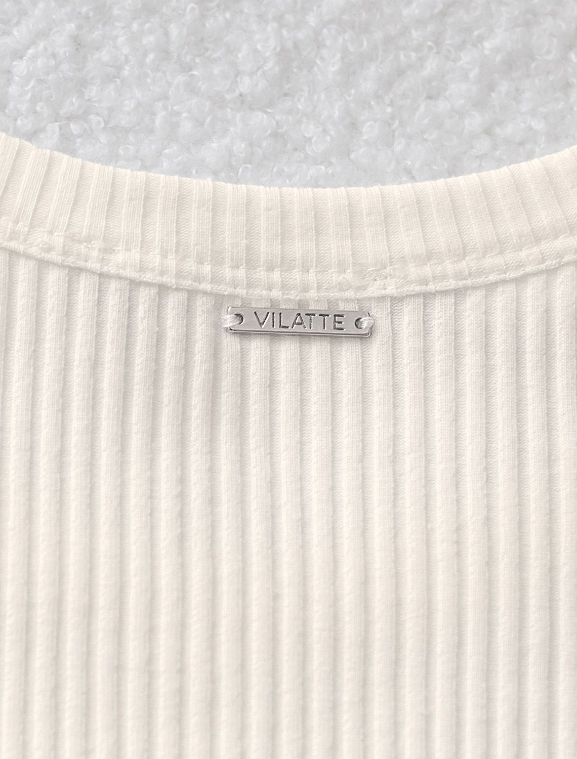 Ст.цена 1490р Джемпер из трикотажа в широкий рубчик D49.041 молочный