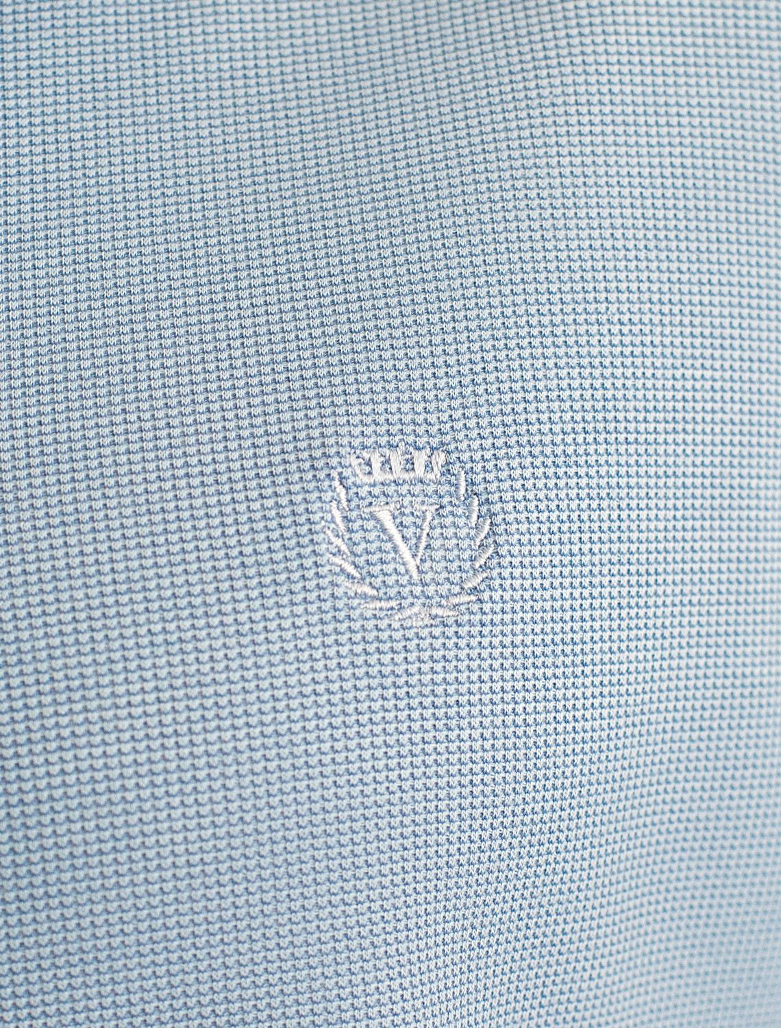 Футболка-поло из фактурного трикотажа U49.047 голубой