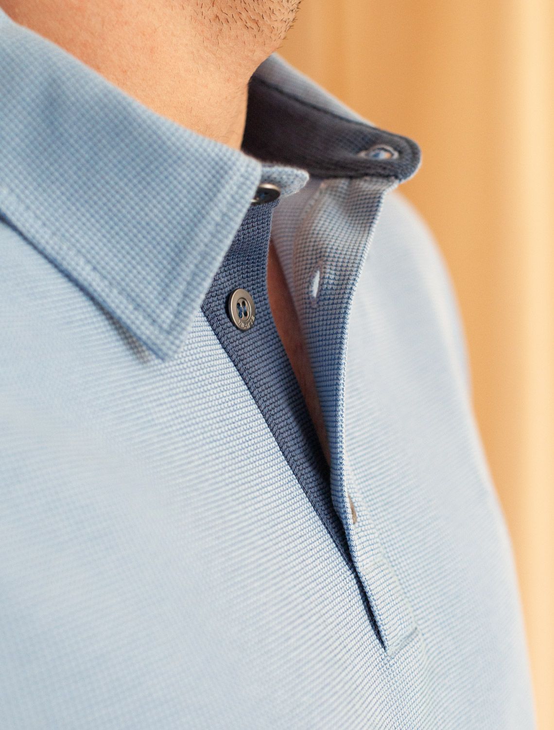 Футболка-поло из фактурного трикотажа U49.047 голубой