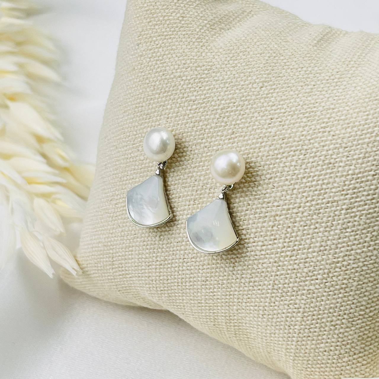 Радуга Самоцветов Серьги-пусеты из речного Жемчуга и Перламутра