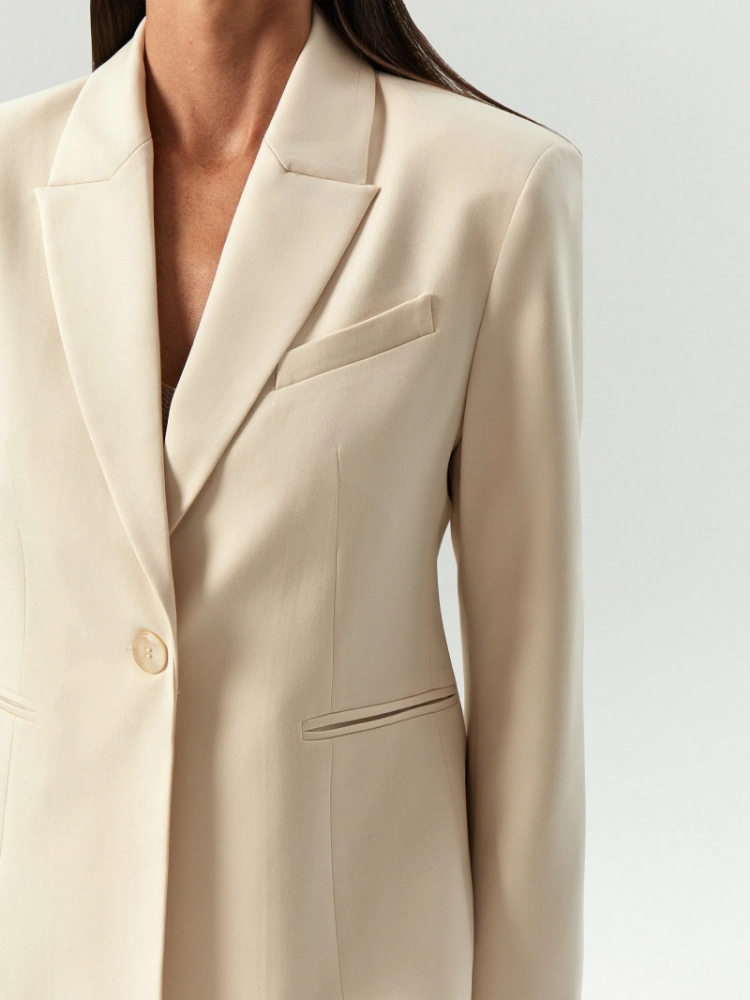 Однобортный жакет приталенного кроя ,
60% вискоза, 37% полиэстер, 3% эластан ,