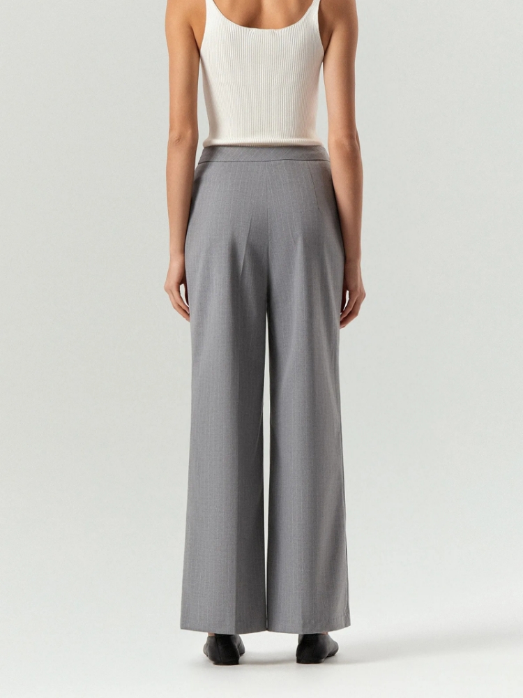 Брюки прямого кроя в полоску ,
69% полиэстер, 29% вискоза, 2% эластан ,