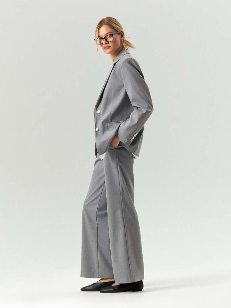 Брюки прямого кроя в полоску ,
69% полиэстер, 29% вискоза, 2% эластан ,