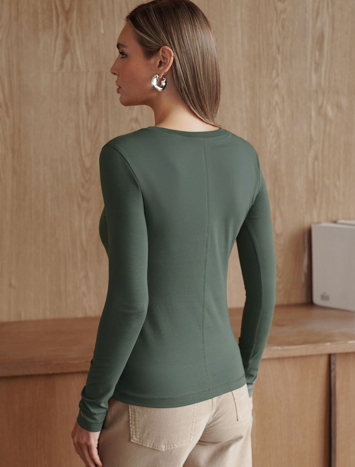 Лонгслив из премиального хлопка с эластаном D49.116 оливковый