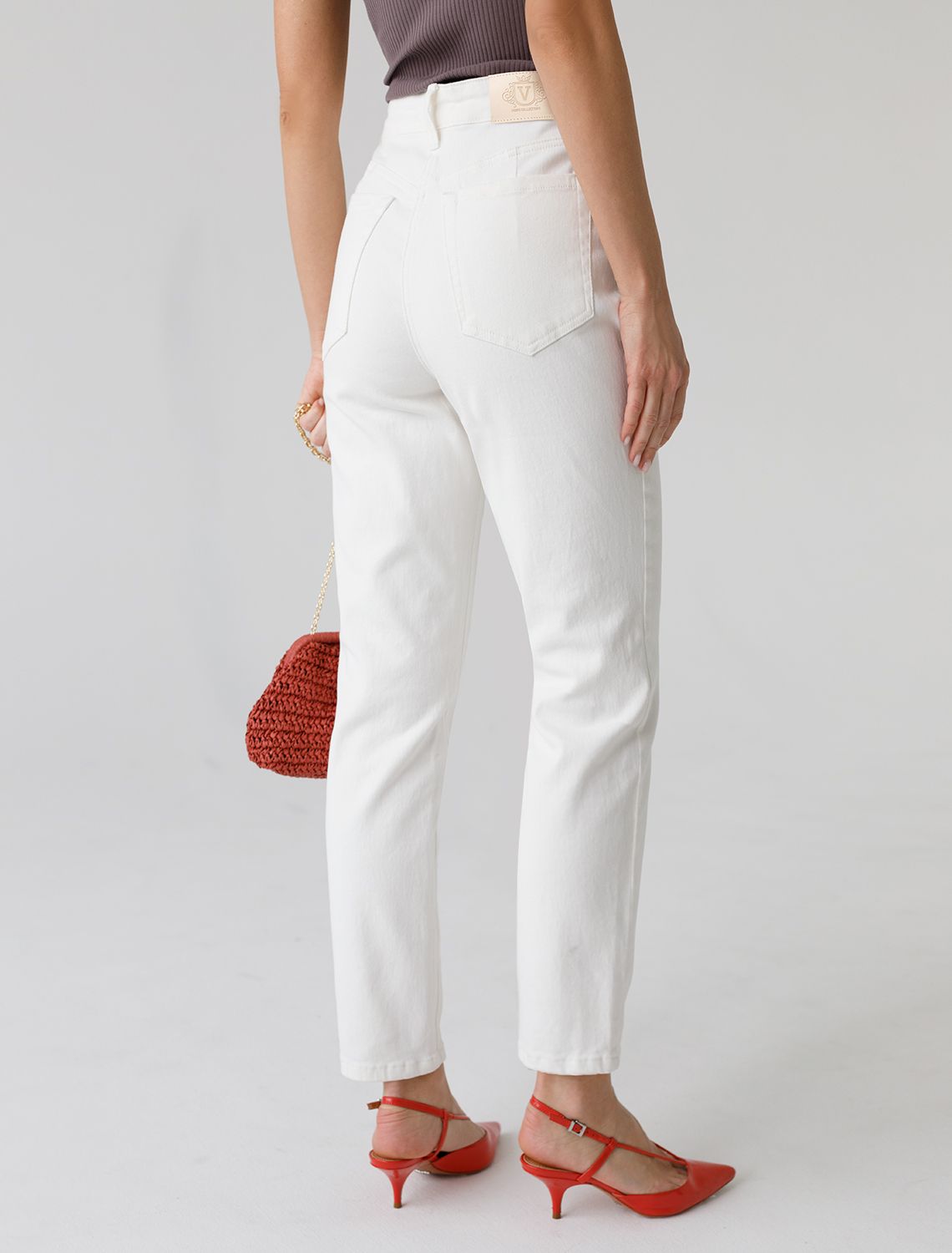 Джинсы mom-fit из эластичного денима D54.109 белый