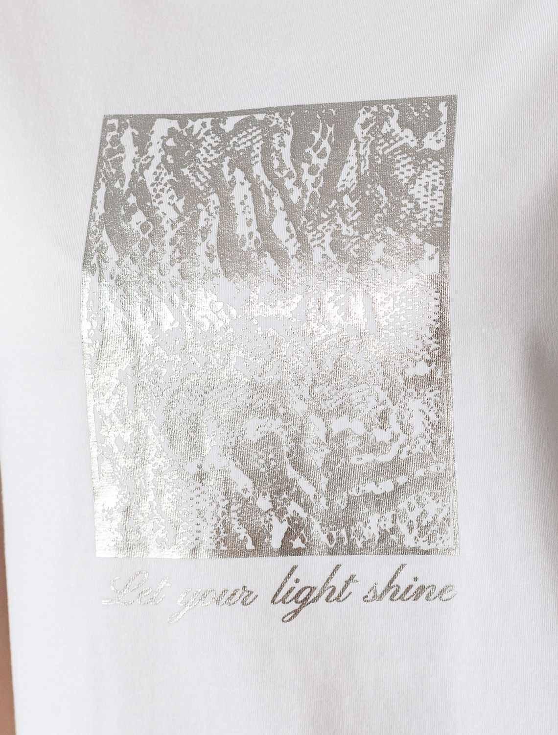 Футболка из премиального хлопка с авторским принтом D49.110 белый_light shine